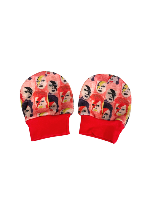 Baby scratch mittens with Ziggy Stardust David Bowie design and red cuffs, made of organic cotton knit.