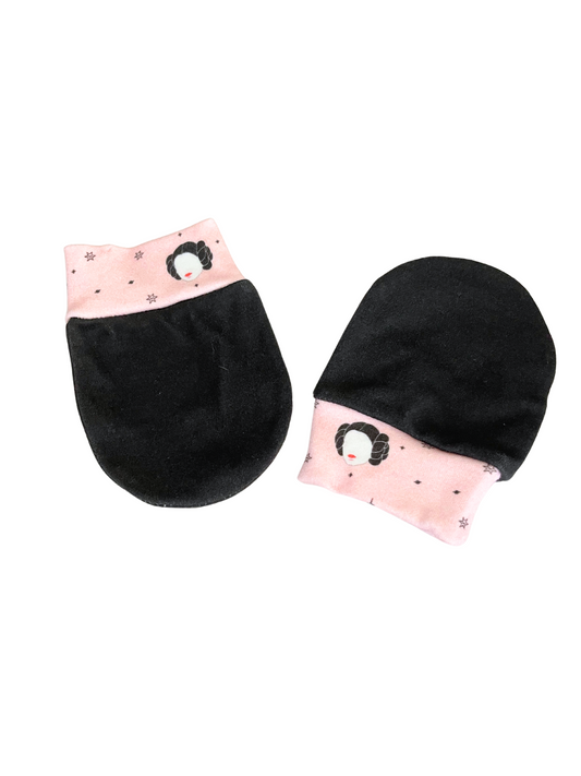 Organic cotton pink baby scratch mittens with black body, featuring Princess Leia design.